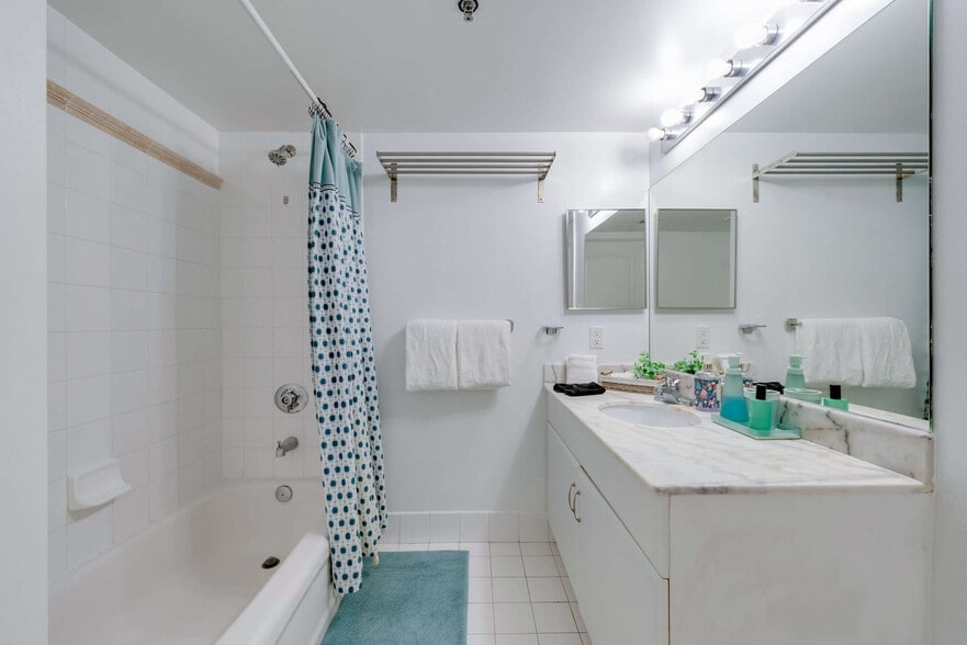 Building Photo - 1 SE 12th St