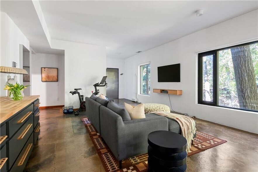 Building Photo - 515 Claire Dr NE