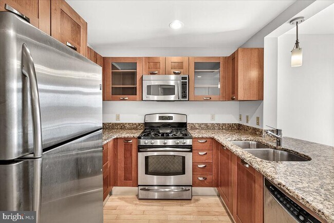 Building Photo - 5750 Bou Ave