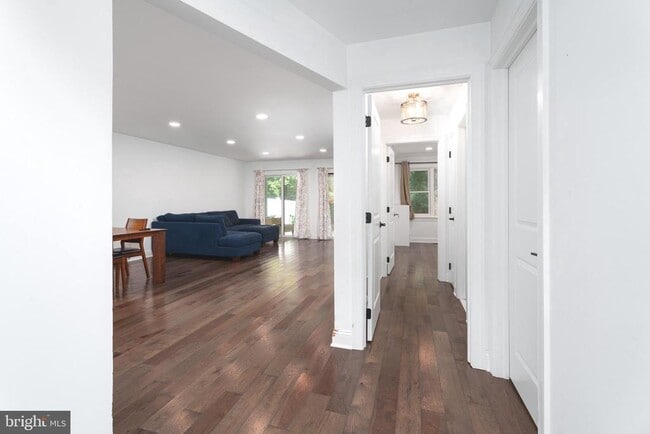 Building Photo - 211 Ross Stevenson Cir