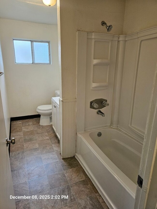 Building Photo - 560 S G St