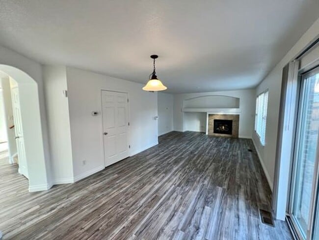 Building Photo - $0 DEPOSIT OPTION! BEAUTIFUL TWO-STORY HOM...