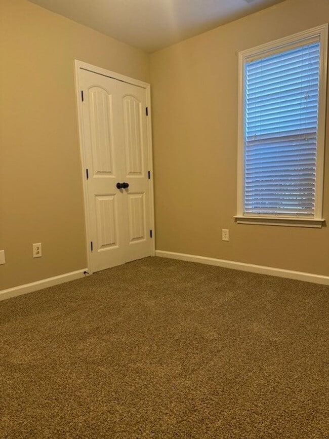 Building Photo - 3 Bed/2 Bath Home - 10 minutes to SJAFB!