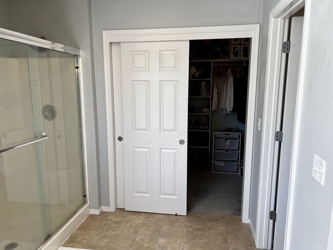 Building Photo - Spacious 4 bed 2.5 bath just off Amity and...