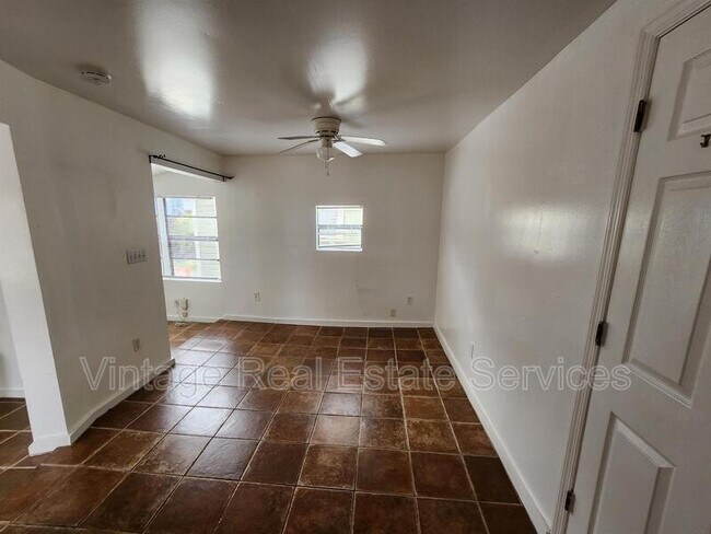 Building Photo - 309 W Comanche Ave