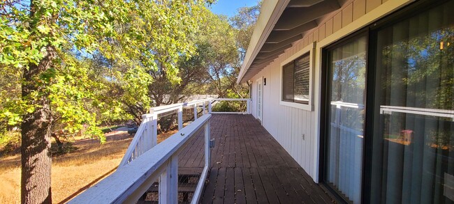 Building Photo - Gorgeous Single-Story Single-Family Home i...