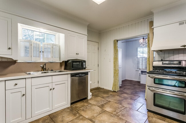 Building Photo - Ready for New Students- 2 Bed, 1 Bath Tudor Home Minutes from TCU- 76109