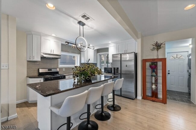 Building Photo - 70 Bruno St