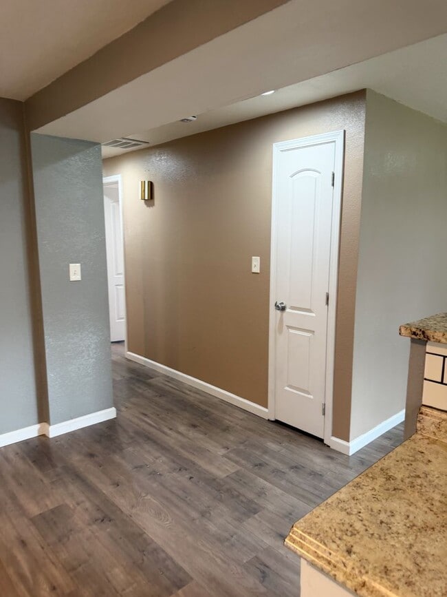 Building Photo - 3 Bedroom, 2 Bath House