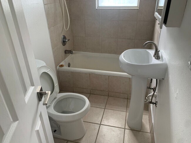 Building Photo - MAJOR PRICE DROP! Excellent home located in Kendall - Whittier!