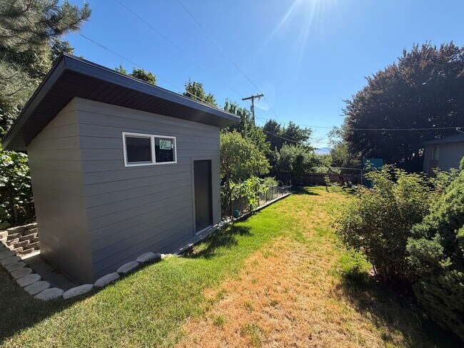 Building Photo - Spacious 4 Bed, 2 Bath Home with Fenced Yard