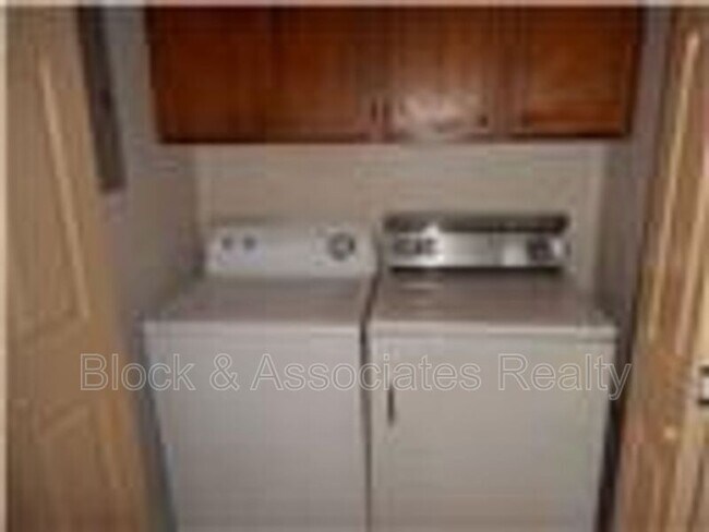 Building Photo - 123 Cloister Oaks Cir