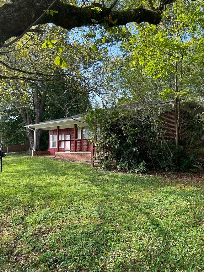 Building Photo - 621 Miller St