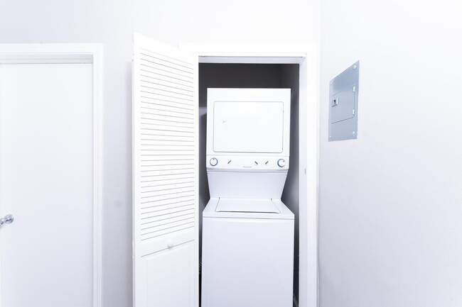 Building Photo - 2-bedroom/1-bathroom Apartment Available!!!