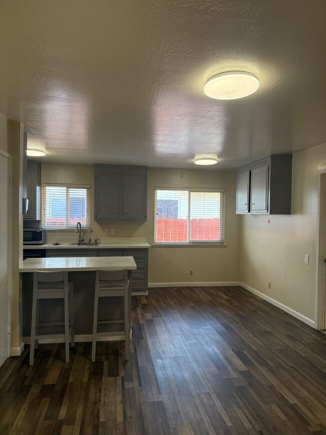 Building Photo - Charming 4 bedrooms and 2 full bathrooms L...