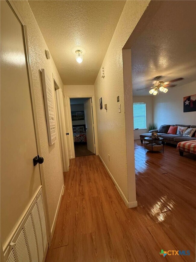 Building Photo - 1008 Circle M Dr