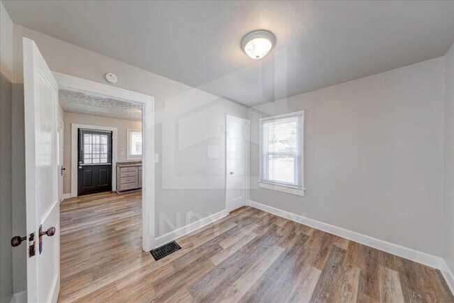 Building Photo - 1106 S Reisner St
