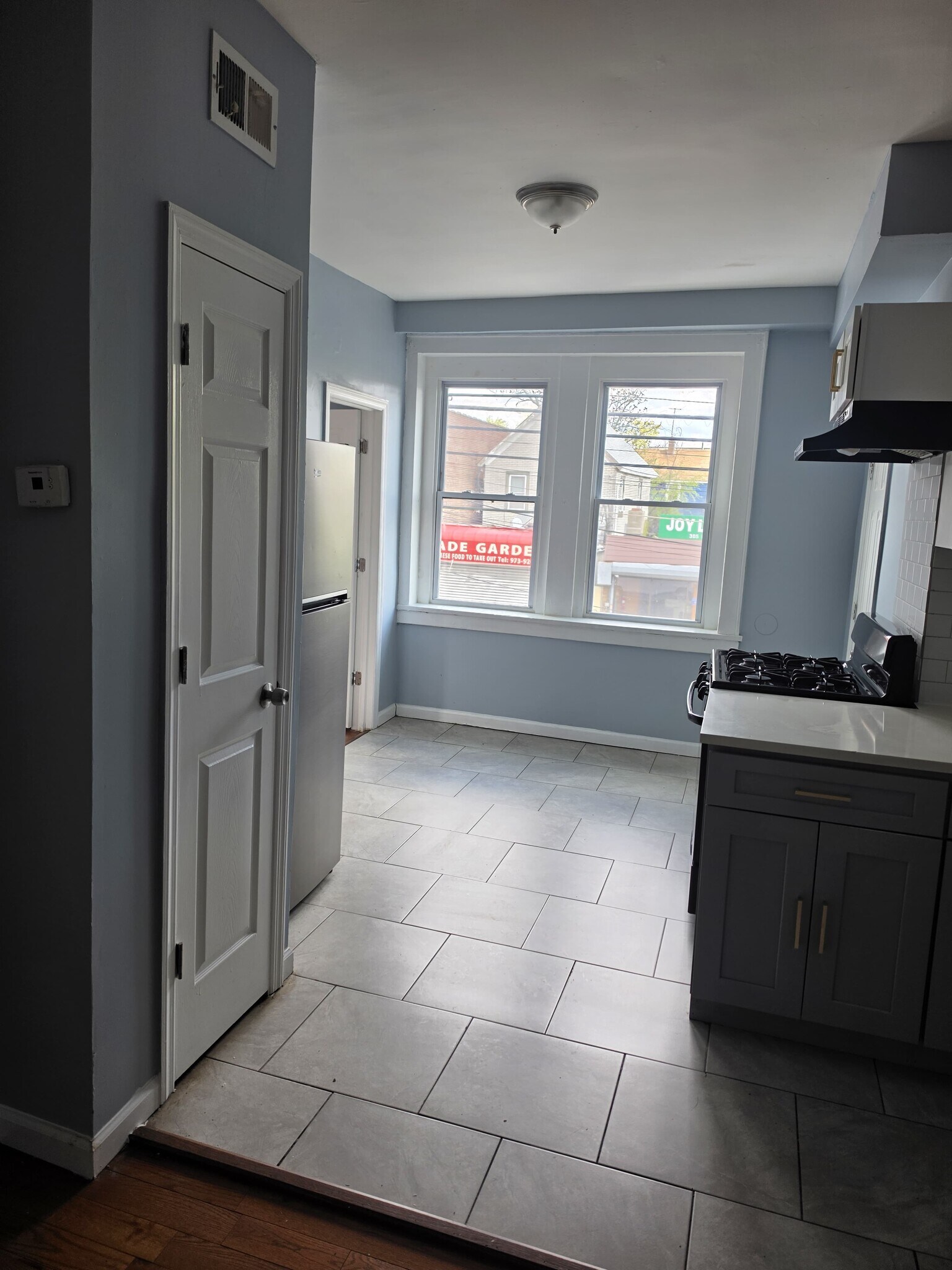 Building Photo - 300 Lyons Ave