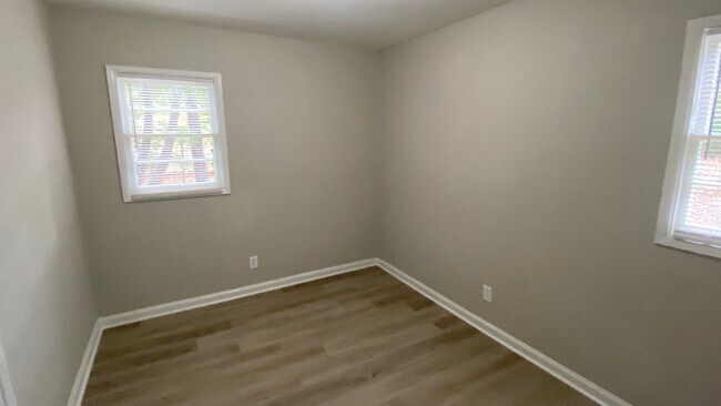 Building Photo - **ON HOLD**3 Bedroom / 1 Bathroom Home for...