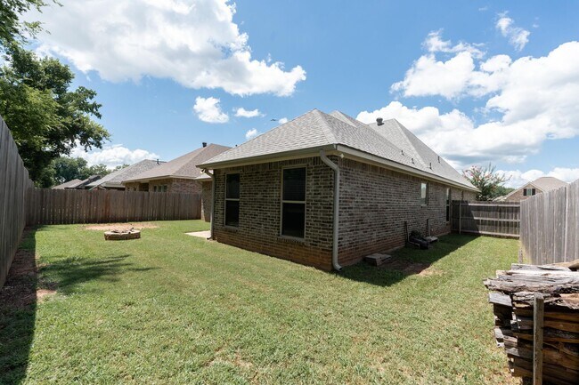 Building Photo - Beautiful 3 bed/2 bath home in Willow Heights