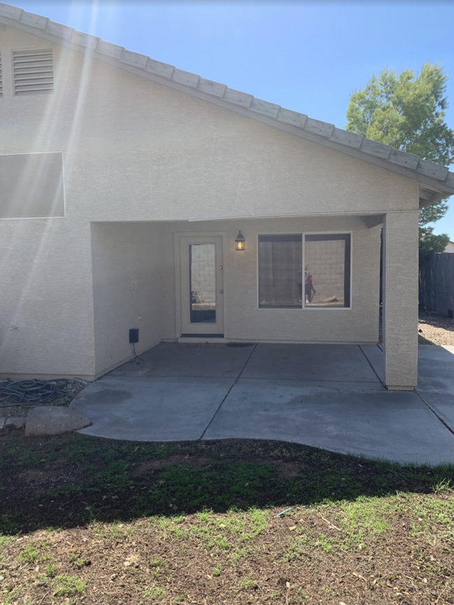 Building Photo - Great Location! Corner Lot 2 Bed/2 Bath Ho...