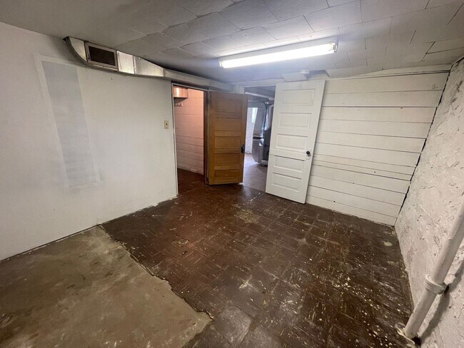 Building Photo - 414 N 19th Ave E