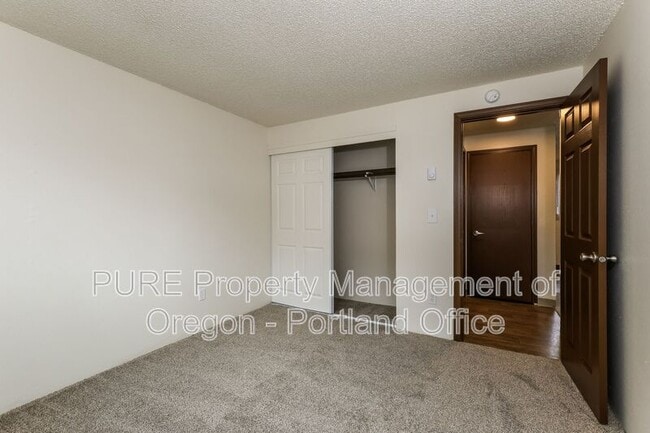 Building Photo - 14138 NE Sandy Blvd