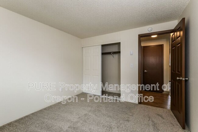 Building Photo - 14140 NE Sandy Blvd