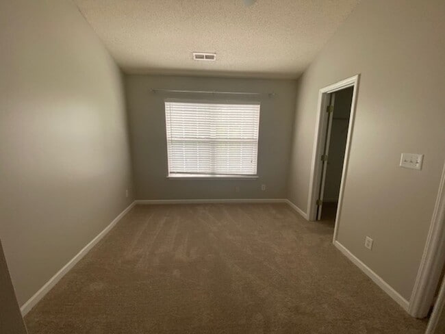 Building Photo - 96 Tannenbaum Cir