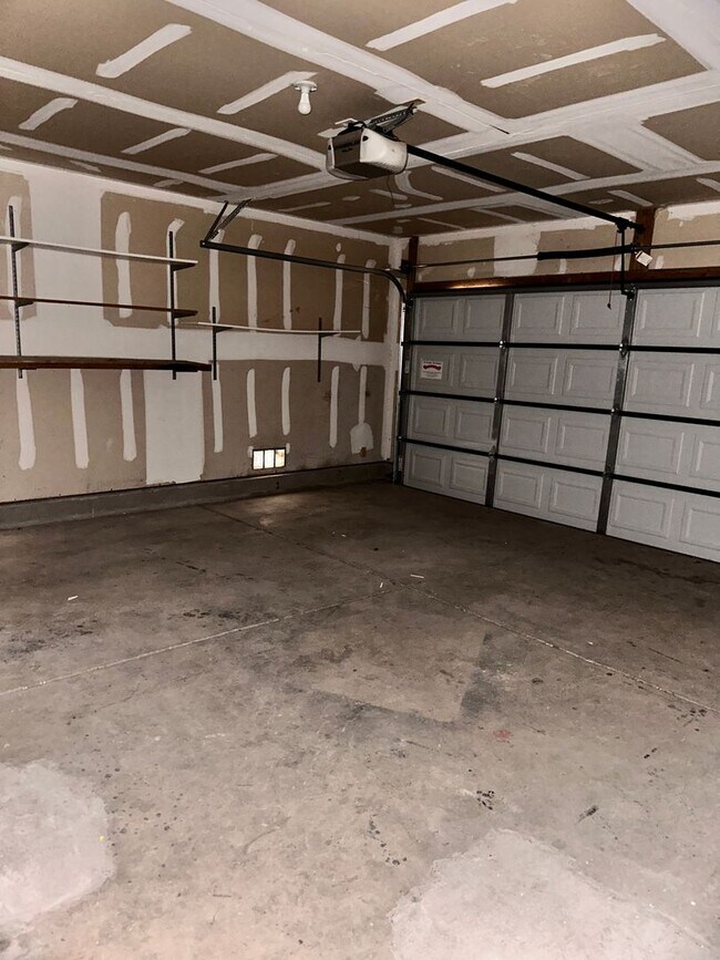 Building Photo - 417 Hinge Falls