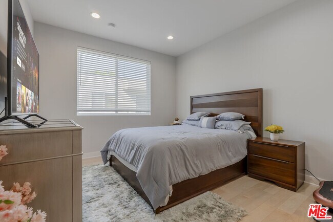 Building Photo - 11115 Acama St