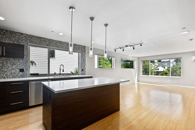 Building Photo - Air Conditioned Judkins Parkside Townhome ...