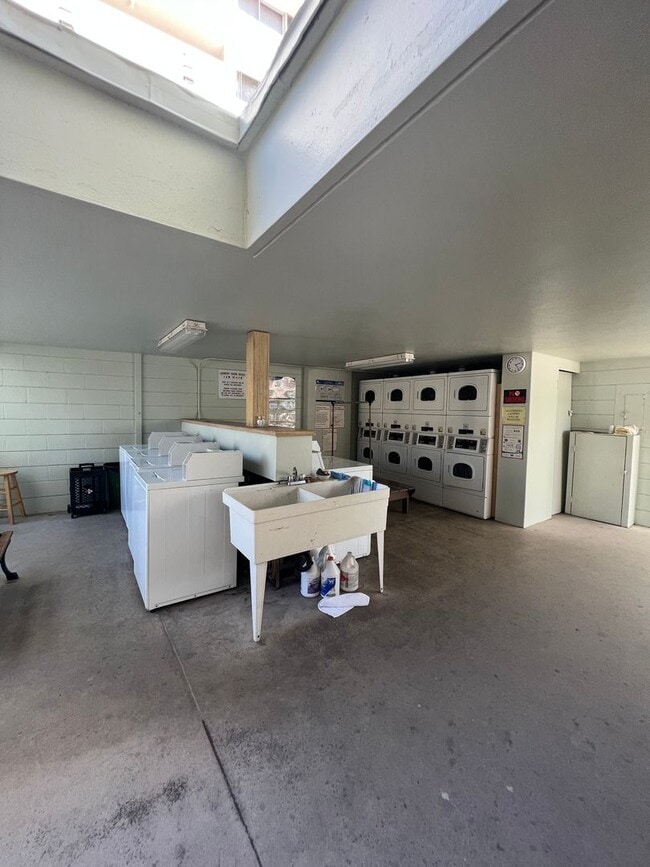Building Photo - 1 bedroom, 1 bath, 1 covered parking!