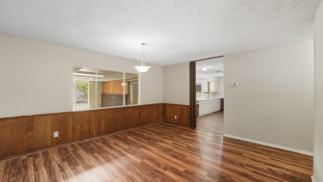 Building Photo - 140 Cloverleaf Dr