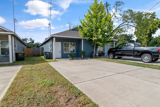 Building Photo - **MOVE-IN READY 3-BEDROOM HOME IN CONROE!**