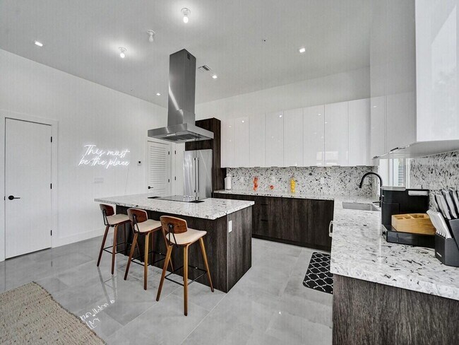 Building Photo - 1226 NE 15th Ave