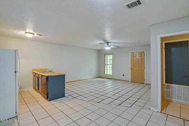 Building Photo - 757 Sandy Ln