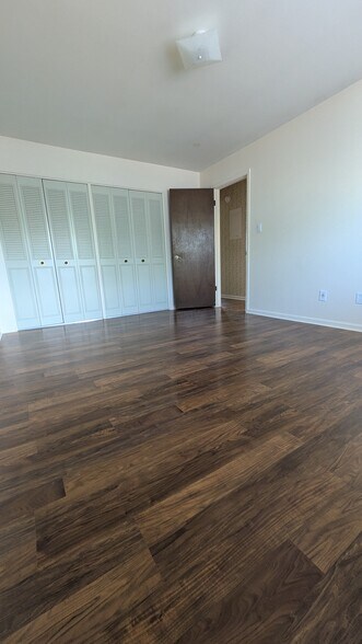 Second bedroom with 2 closets - 715 Mc Clelland Ave
