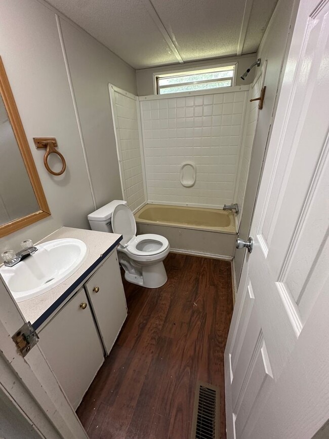 Building Photo - Large 3 bedroom, 2 bath mobile home in Wag...
