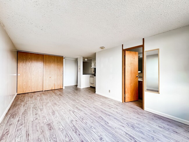 Building Photo - Century Park Plaza Studio with A/C