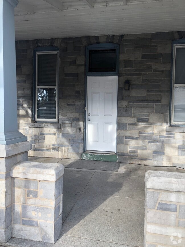 Building Photo - 471 Manor St