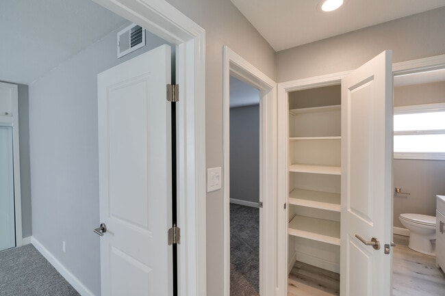 Building Photo - 405 S Fernwood Cir
