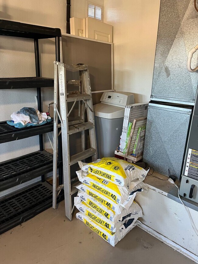 Building Photo - Modern, updated 3B/2B with fenced yard and sun room in Cottonwood