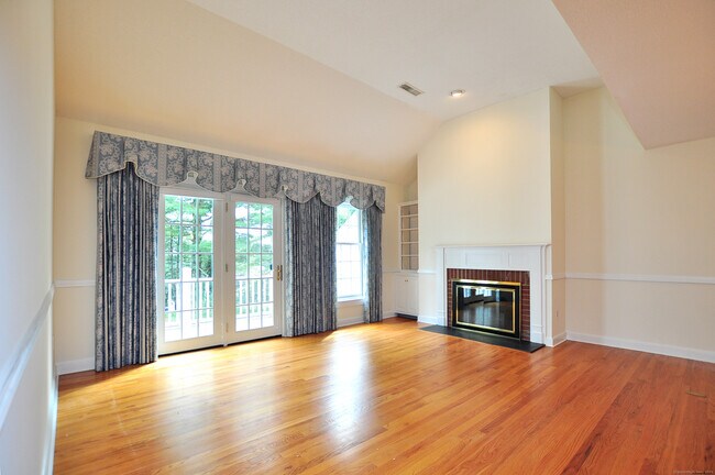 Building Photo - 8 Dickinson Ct
