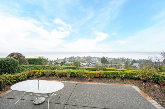Building Photo - Stunning Home with Breathtaking Views in T...