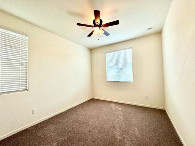 Building Photo - CLEAN 3 BED, 2.5 BATHS, 2 CAR GARAGE IN NO...