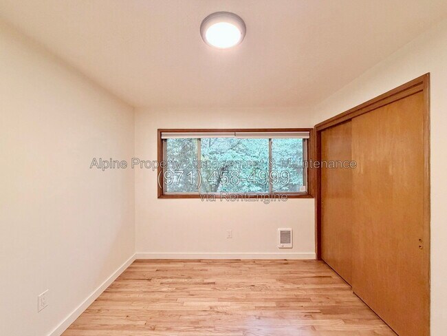 Building Photo - 7030 SW Canyon Crest Dr