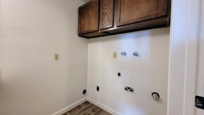 Building Photo - 128 NE Atkinson Ct