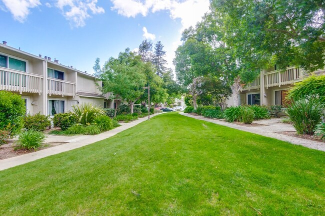 Building Photo - Lovely and Spacious 2BR 2.5BA Condo in Gre...