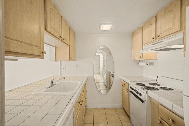 Building Photo - 3033 E Devonshire Ave